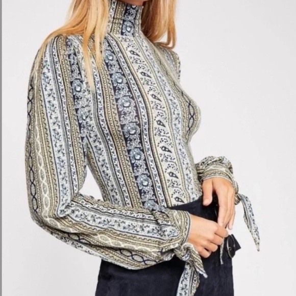 FREE PEOPLE Donatella Mock Neck Puff Shoulder Sleeve Size Large - Picture 2 of 13